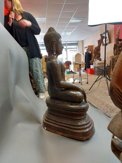 null SIAM, époque SUKHOTAI, XVème. Important Bouddha assis en bronze faisant le geste...