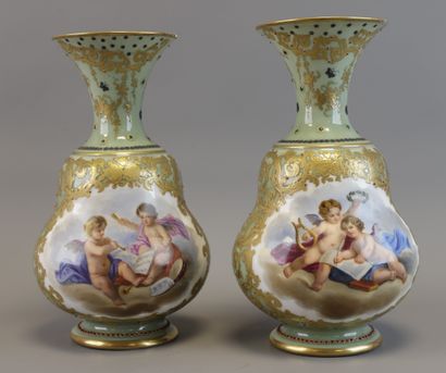 LIMOGES?, XIXème. PAIRE de VASES en porcelaine...