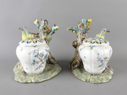 null Manufacture Paul HANNONG à STRASBOURG, milieu XVIIIème. Deux vases pots-pourris...