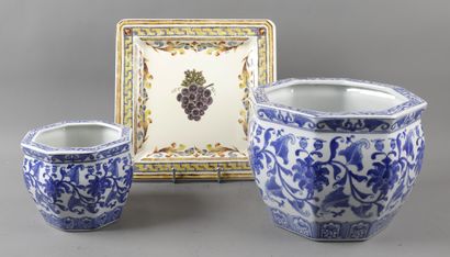 null PAIRE de CACHE-POTS en porcelaine (H: 17 et 12 cm) et vide-poches en faïence...