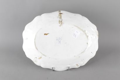 null Joseph HANNONG in Strasbourg, XVIIIth century. Oval dish with contoured edge...