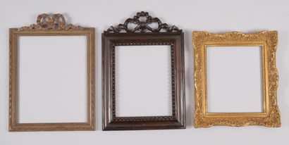 null Louis XIV style gilded wood frame with lambrequin motif (28.5 x 24 x 6 cm);...