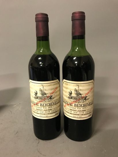 null 2 Blles Château BEYCHEVELLE (St Julien) 1976 -1 Early shoulder and 1 Should...