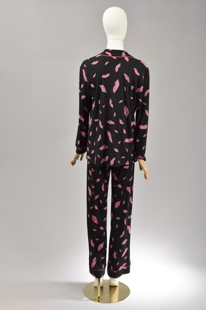 null *DVF – Diane Von Fürstenberg

Ensemble de vêtements taille S comprenant:

-Pyjama...