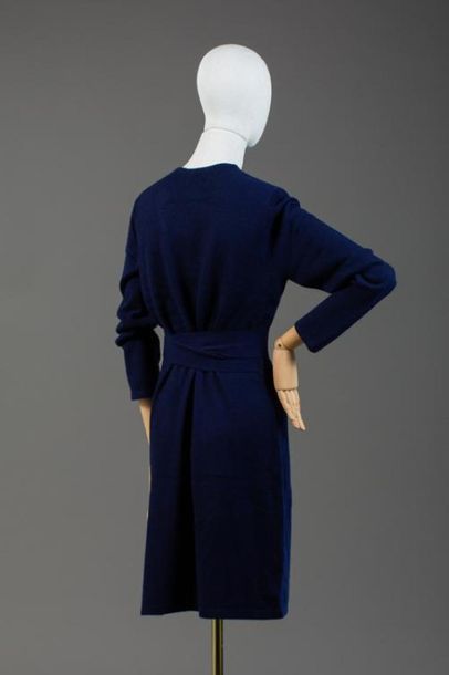 null *DVF – Diane Von Fürstenberg 

Ensemble de vêtements comprenant:

-Robe portefeuille...