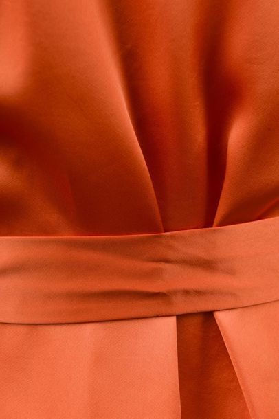 null *DVF – Diane Von Fürstenberg 

Ensemble de vêtements comprenant:

-Robe portefeuille...