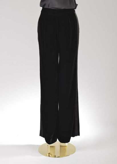 null *DVF - Diane Von Fürstenberg 

Clothing set comprising:

-Chiffon silk blouse,...
