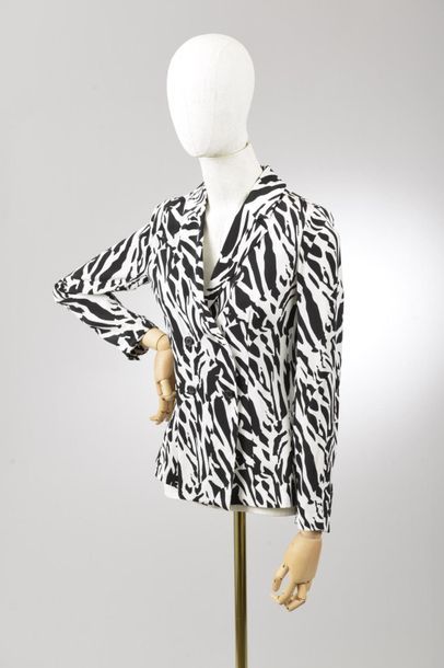 null *DVF – Diane Von Fürstenberg

Ensemble de vêtements taille S comprenant:

-Tee-shirt...