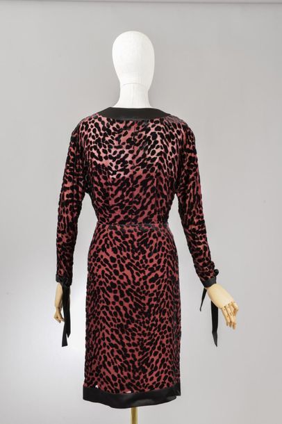 null *DVF – Diane Von Fürstenberg

Ensemble de vêtements taille S comprenant:

-Tee-shirt...