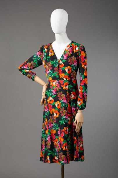 null *DVF – Diane Von Fürstenberg

Ensemble de vêtements taille 4 comprenant:

-Robe...