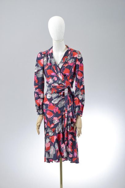 null *DVF - Diane Von Fürstenberg

Clothing set size 4 including:

-Silk wallet dress,...