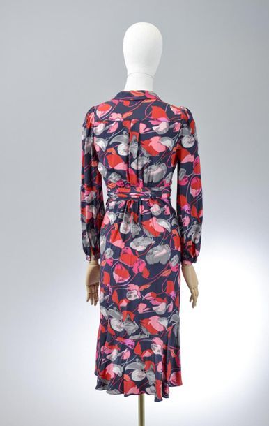 null *DVF - Diane Von Fürstenberg

Clothing set size 4 including:

-Silk wallet dress,...