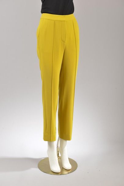 null *DVF - Diane Von Fürstenberg

Set of clothes size 0 including:

-Silk trouser...