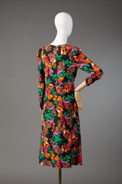 null *DVF – Diane Von Fürstenberg

Ensemble de vêtements taille 0 comprenant:

-Robe...