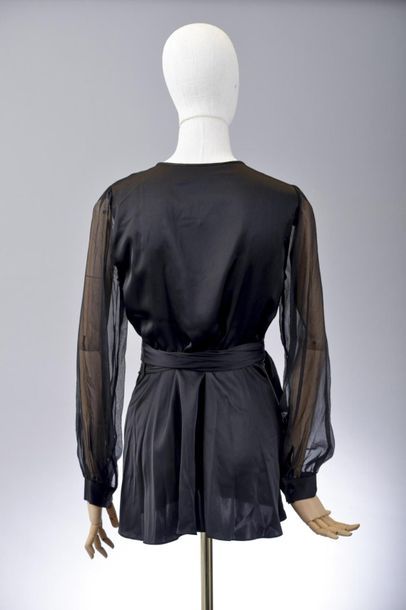 null *DVF - Diane Von Fürstenberg

Clothing set size M comprising:

-Cotton pyjamas,...