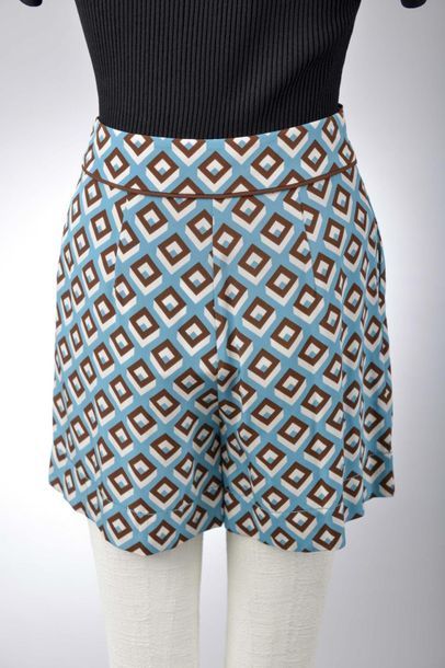 null *DVF - Diane Von Fürstenberg

Set of clothes size 0 including:

-Silk shorts,...