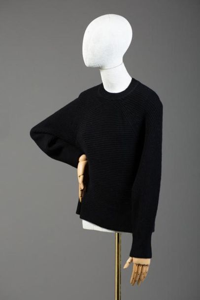 null *DVF – Diane Von Fürstenberg 

Ensemble de vêtements comprenant:

-Robe en laine,...