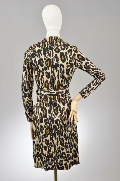 null *DVF – Diane Von Fürstenberg 

Ensemble comprenant:

-Robe portefeuille en laine...