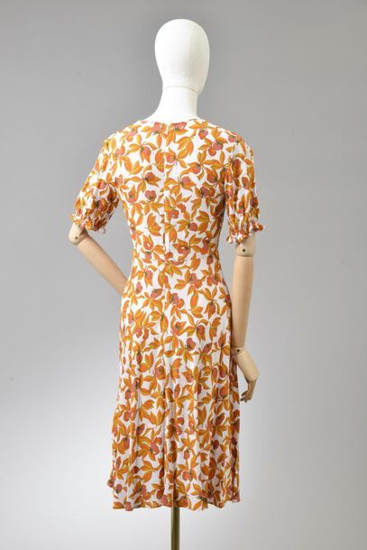 null *DVF – Diane Von Fürstenberg

Ensemble de vêtements taille 8 comprenant:

-Robe...