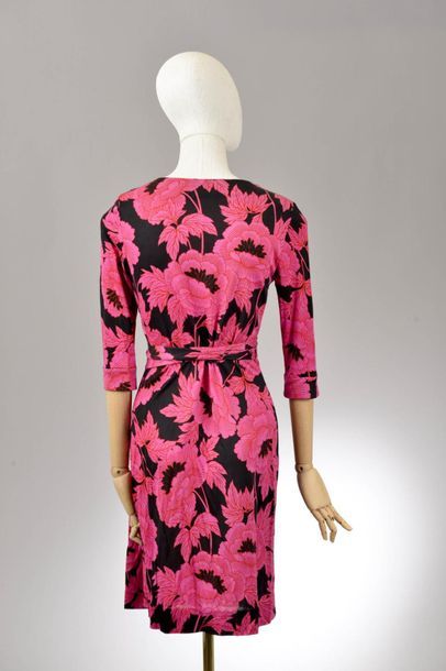 null *DVF – Diane Von Fürstenberg

Ensemble de vêtements taille 8 comprenant:

-Robe...