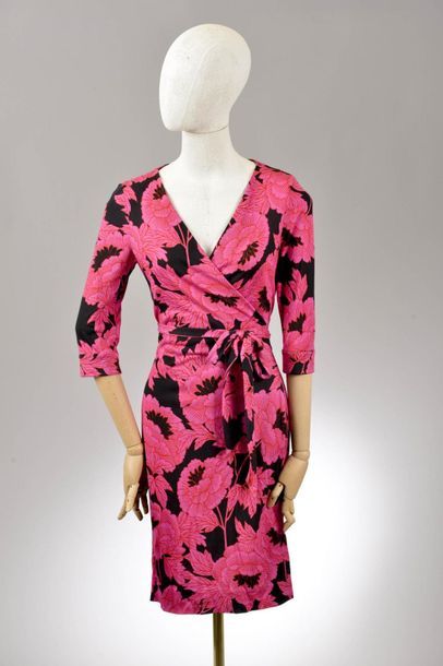 null *DVF – Diane Von Fürstenberg

Ensemble de vêtements taille 8 comprenant:

-Robe...