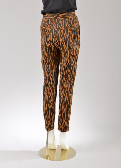 null *DVF – Diane Von Fürstenberg

Ensemble de vêtements taille 10 comprenant:

-Pantalon...
