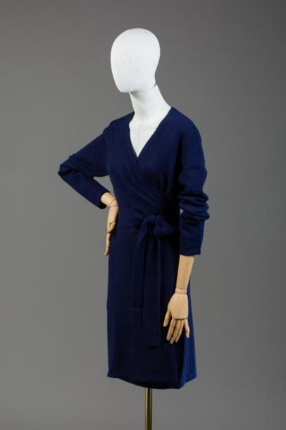 null *DVF – Diane Von Fürstenberg 

Ensemble de vêtements comprenant:

-Robe longue...