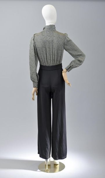 null *DVF – Diane Von Fürstenberg

Ensemble de vêtements taille 14 comprenant:

-Pantalon...