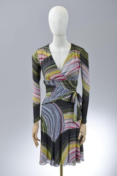 null *DVF – Diane Von Fürstenberg

Ensemble de vêtements taille XL comprenant:

-Robe...