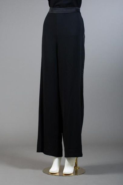 null *DVF – Diane Von Fürstenberg

Ensemble de vêtements taille XL comprenant:

-Pantalon...