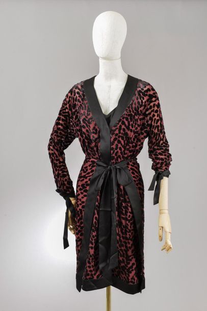 null *DVF – Diane Von Fürstenberg

Ensemble de vêtements taille XS comprenant:

-Robe...