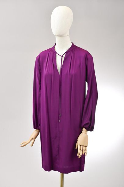 null *DVF – Diane Von Fürstenberg

Ensemble de vêtements taille 2 comprenant:

-Robe-chemise...