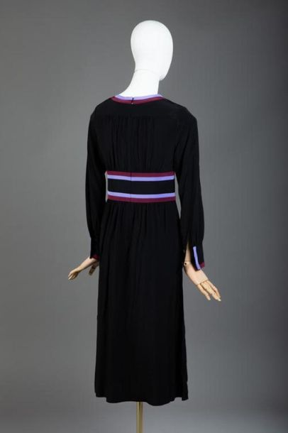 null *DVF – Diane Von Fürstenberg

Ensemble de vêtements taille 2 comprenant:

-Robe...