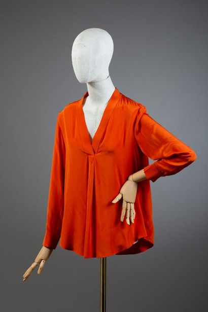 null * Diane Von Fürstenberg - DVF / Taille S

Ensemble comprenant:

-Blouse en soie,...