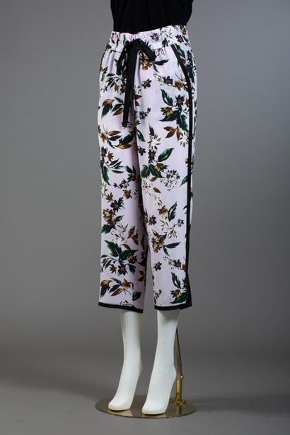 null * Diane Von Fürstenberg - DVF / Taille S

Ensemble comprenant:

-Pantalon en...