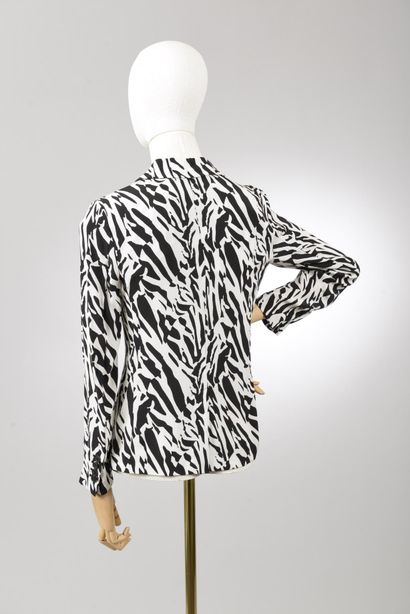 null * Diane Von Fürstenberg - DVF / Taille M

Ensemble comprenant:

-Pull en maille...