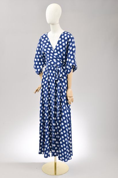 null Size XXS, Set includes:

Long wrap dress in silk called crepe de Chine, Model...