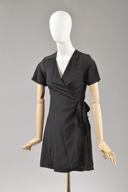 null Size XXS, Set includes:

Wrap dress in silk called crepe de Chine, Model "DVF...