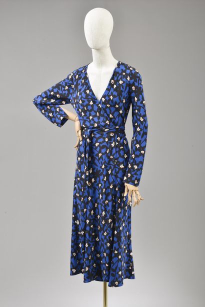 null Size XL, Set includes:

Viscose crepe dress, Model "DVF Emilia", with printed...
