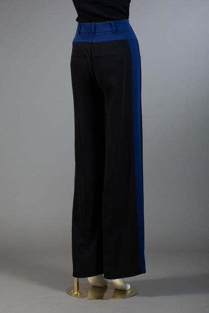 null Size 00, Set includes:

Silk jersey wrap dress, Model "DVF New Jeanne Two",...