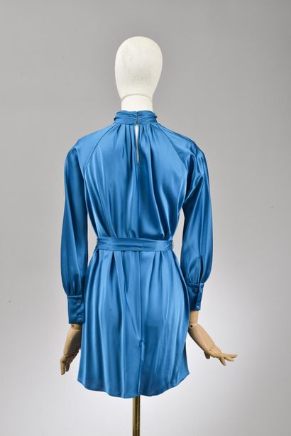 null * Taille XXS, Ensemble comprenant:

-Robe en satin de triacétate, Modèle "DVF...