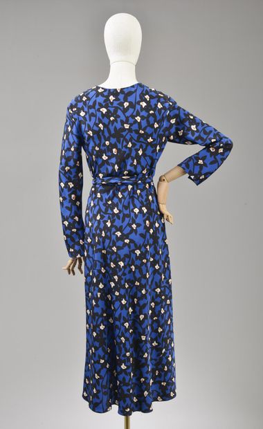 null Size XXS, Set includes:

Wrap dress in silk said crepe de Chine, Model "DVF...