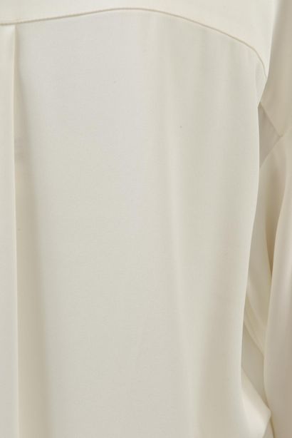 null Size 0, Set includes:

Satin silk blouse, Model "DVF Leanna", plain ivory color....
