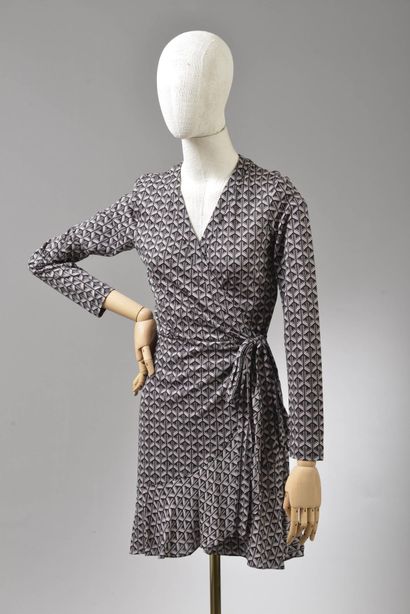 null Size XL, Set includes:

Long wrap dress in viscose and polyester knit, Model...