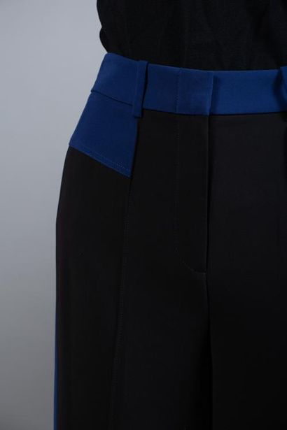 null Size 00, Set includes:

Silk jersey wrap dress, Model "DVF New Jeanne Two",...