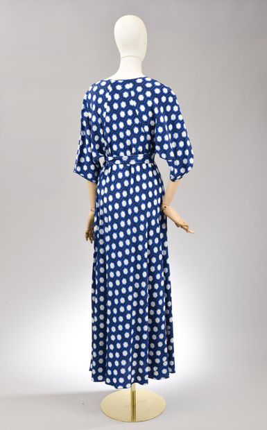 null Size XXS, Set includes:

Wrap dress in silk said crepe de Chine, Model "DVF...