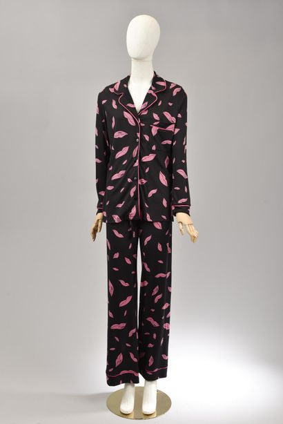 null * DVF – Diane Von Fürstenberg 

Taille S

Ensemble comprenant:

-Pyjama en coton...