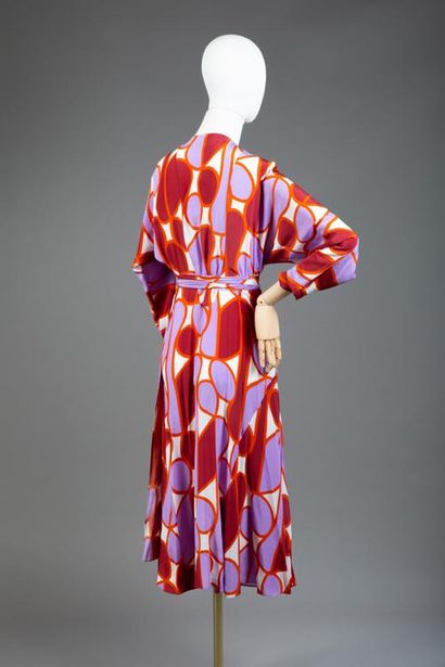 null *Taille M DVF - Diane Von Fürstenberg

Ensemble comprenant:

-Robe portefeuille...