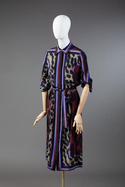 null *Size XS DVF - Diane Von Fürstenberg

Set includes:

-Stretch viscose wrap dress,...