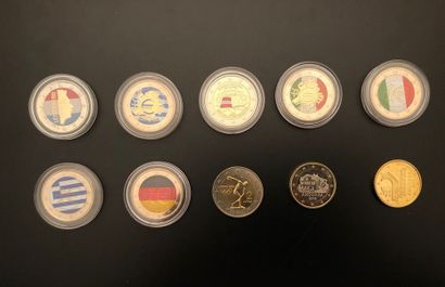 null 
243 pièces de 2 €UROS commémoratives colorisées de divers pays de différentes...